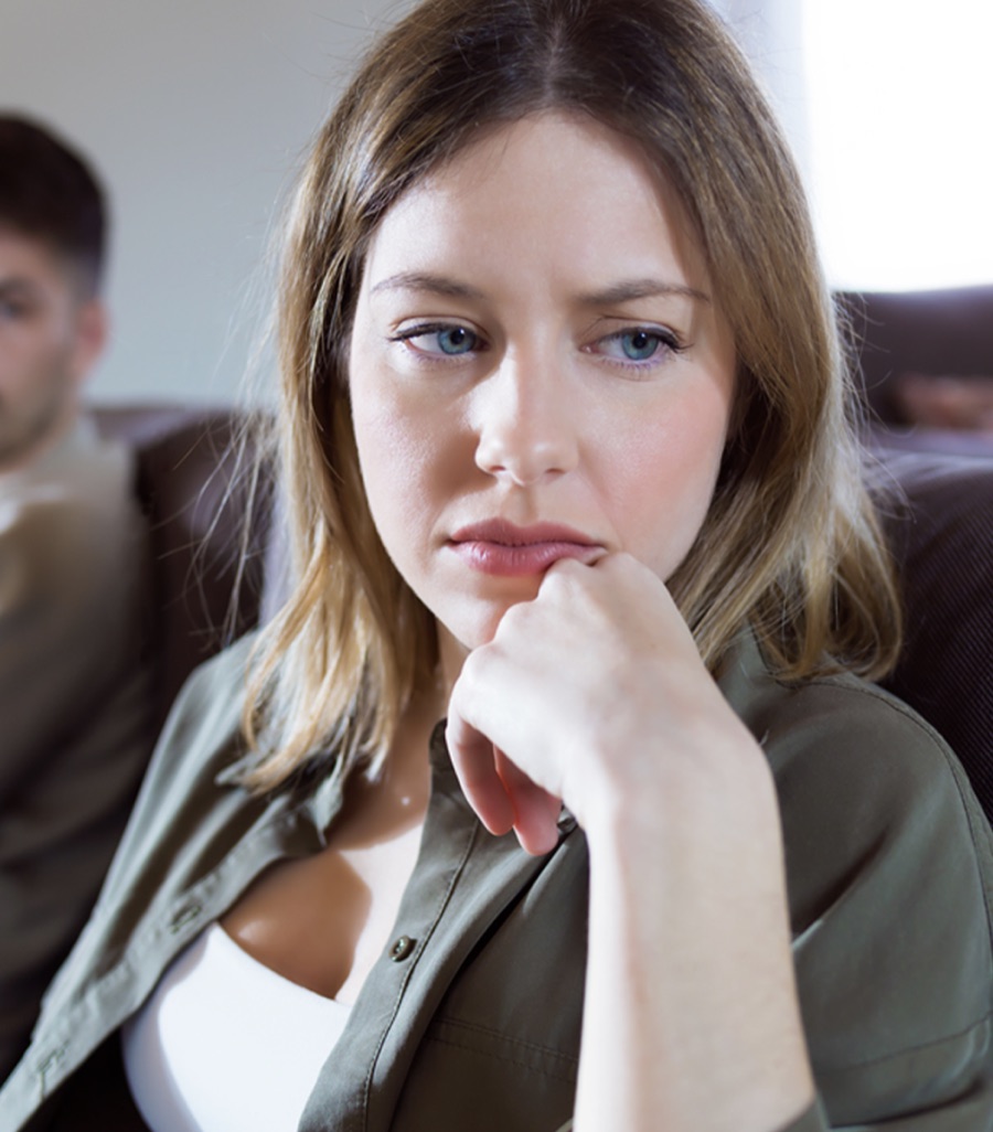Femme pensive à côté de son partenaire, l'autonomie devenue une armure